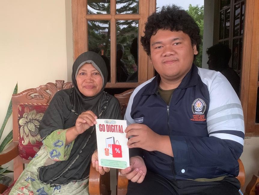 Go Digital: Mahasiswa KKN Universitas Diponegoro Ajarkan Penggunaan E-Commerce guna Tingkatkan Potensi UMKM Desa Kedungwinong