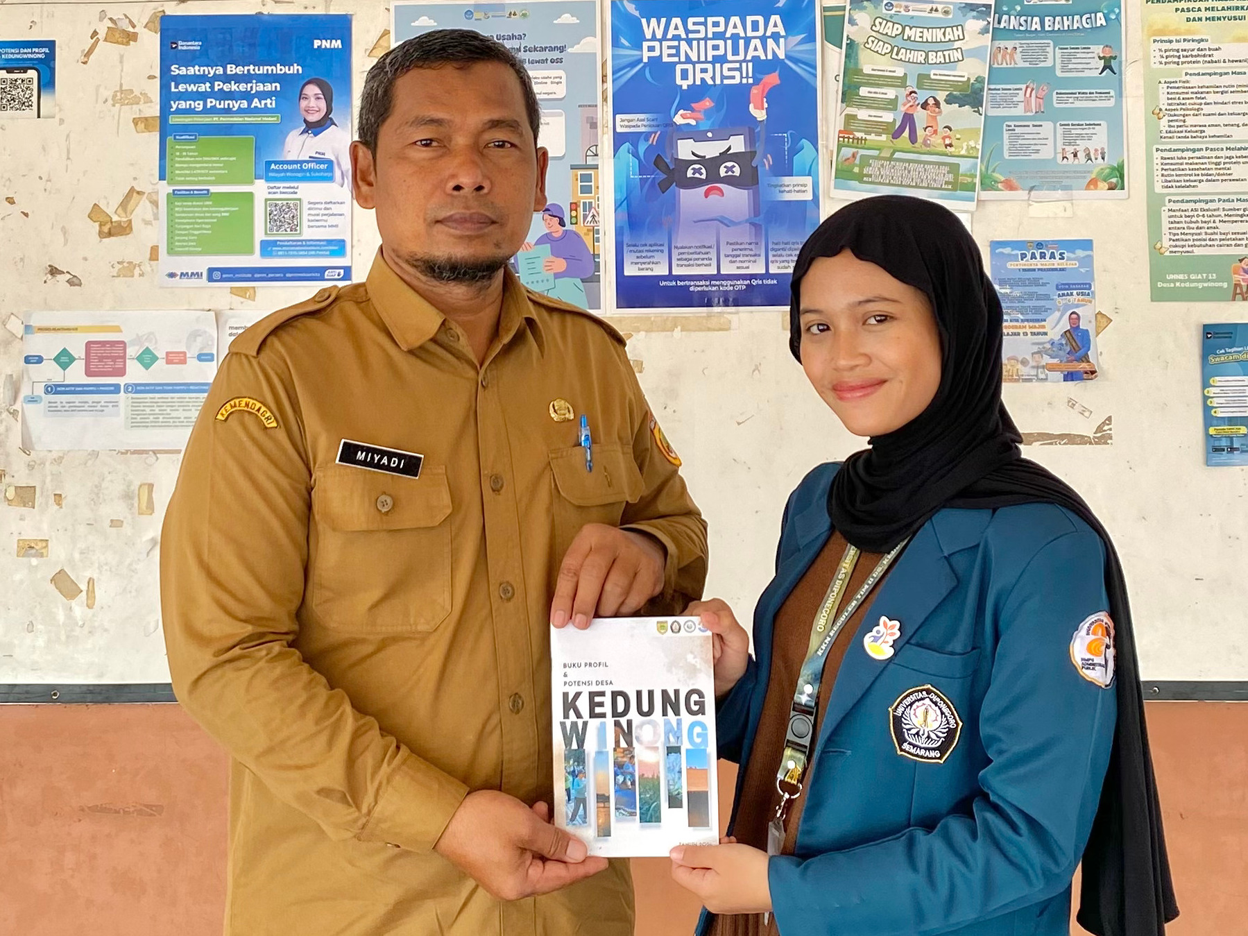 Mahasiswa KKN Undip Rangkum Wajah Kedungwinong dalam Satu Buku Profil Desa